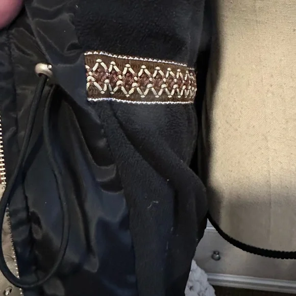 💵 UGG | Vintage Black Puffer Jacket with Faux Fur Collar - Picture 9 of 11